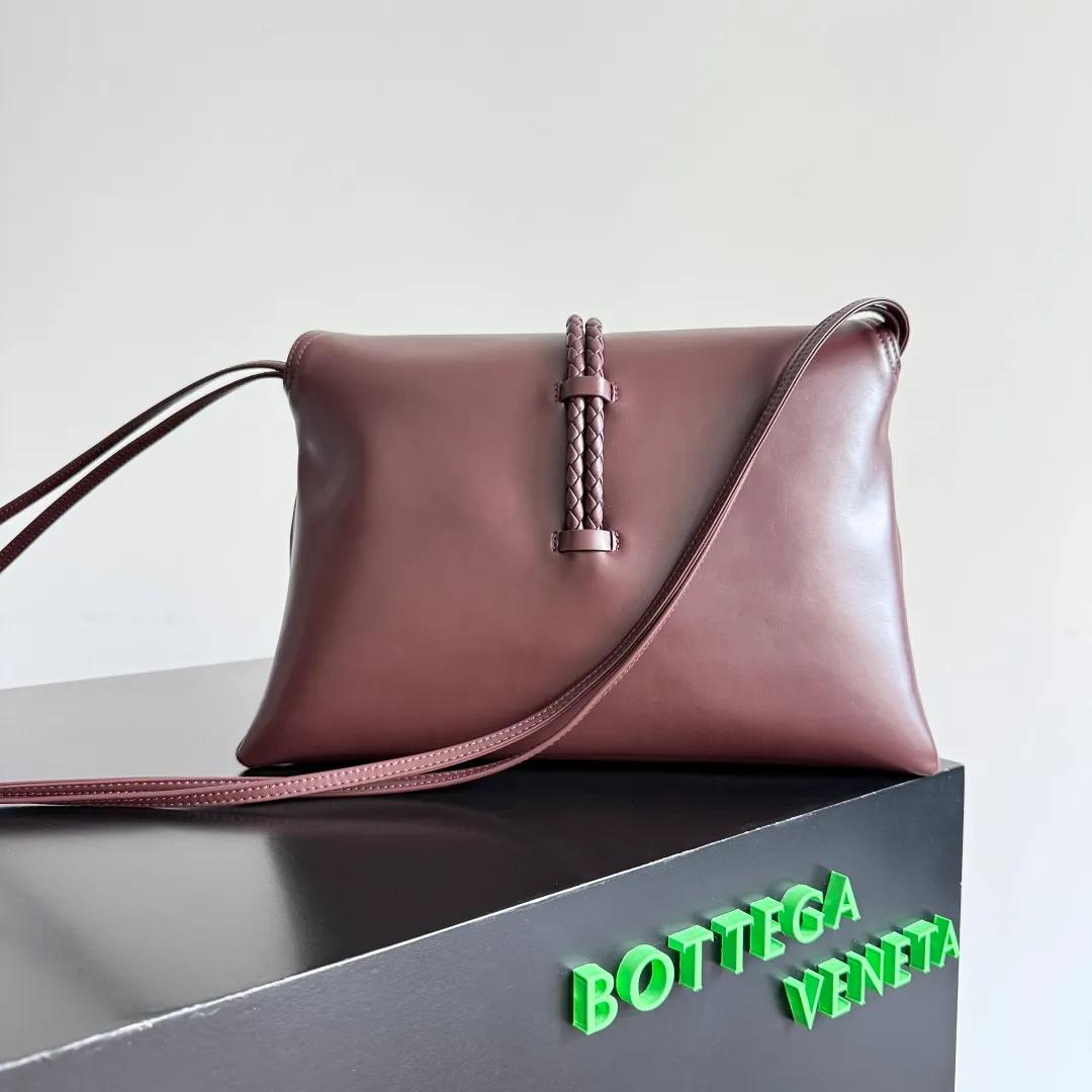 Batch 1680 Inspired by the 1970s, the Bottega Veneta women's logo shoulder bag has a smooth leather surface that brings a clean and handsome feel, just like the neatness and tenacity of a working woman. The front buckle is made of high-quality hardware pendant, the overall retro elegance, and the excellent leather feels soft. This Bottega Veneta series can be described as beautiful, weakening the complexity of the outfit, not competing for it, and only using the best quality to interpret itself. Style number: 806034 (large size) Size: 30*20*8cm